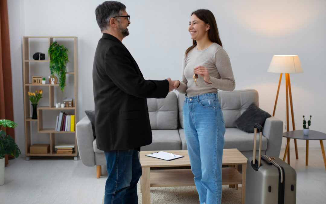 Remise de clés entre un homme et une jeune femme