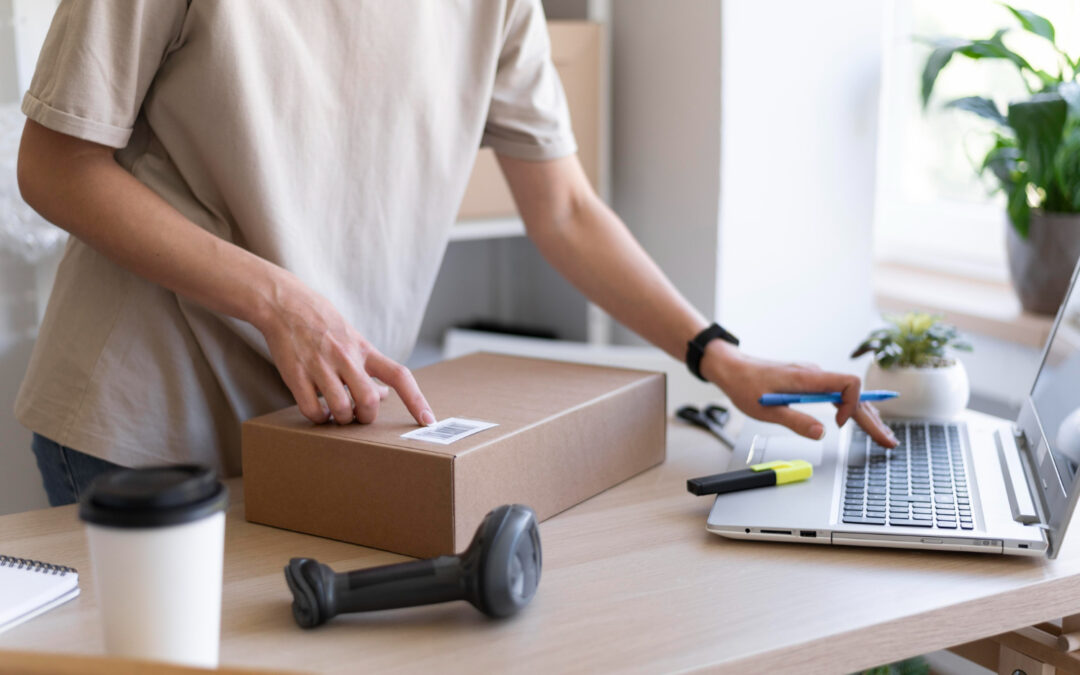 Une personne prépare l'expédition d'une commande à son espace de travail